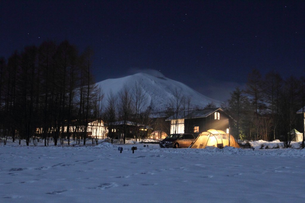 雪景色のキャンプサイト