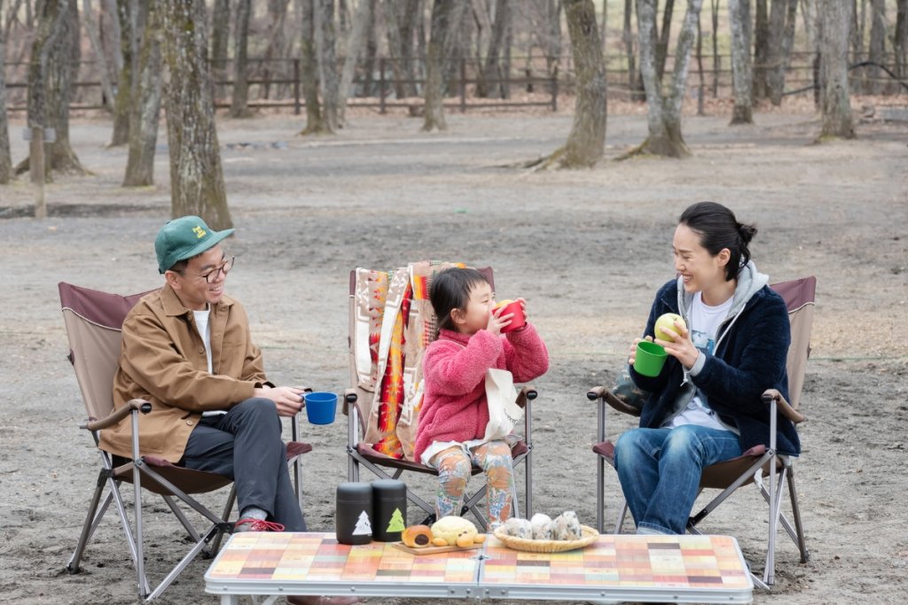 キャンプ場でお昼ごはんを食べている親子