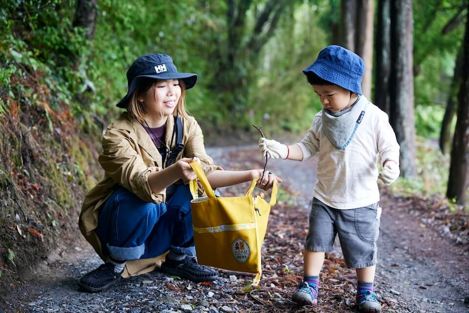 焚き火の燃料を集める子ども