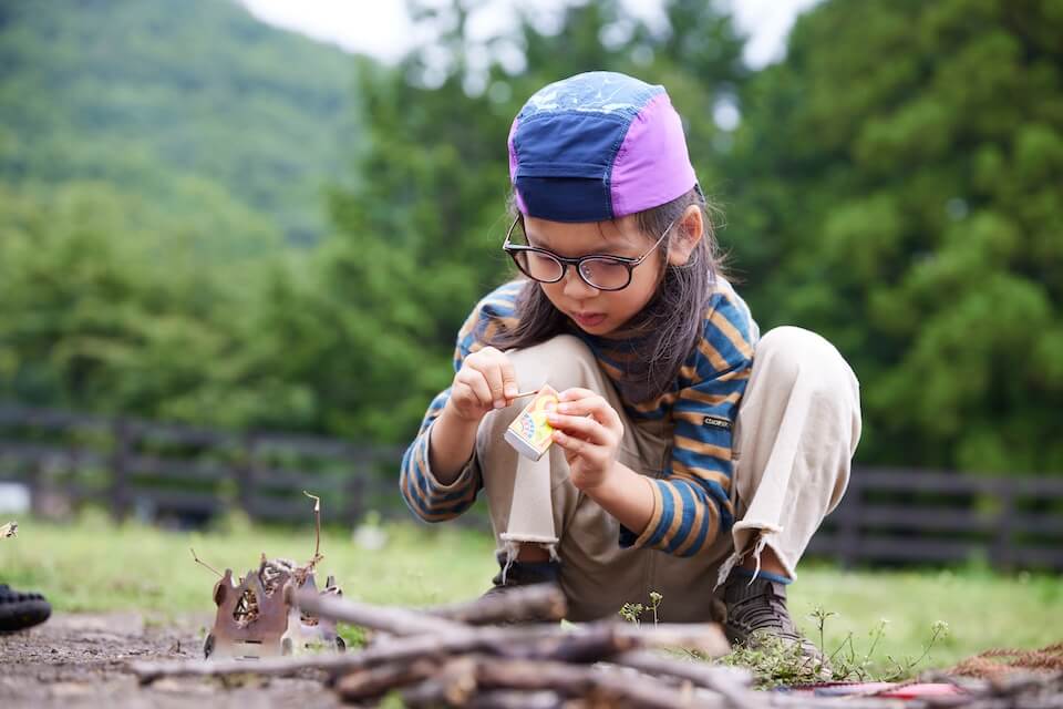 マッチで火を点ける子ども