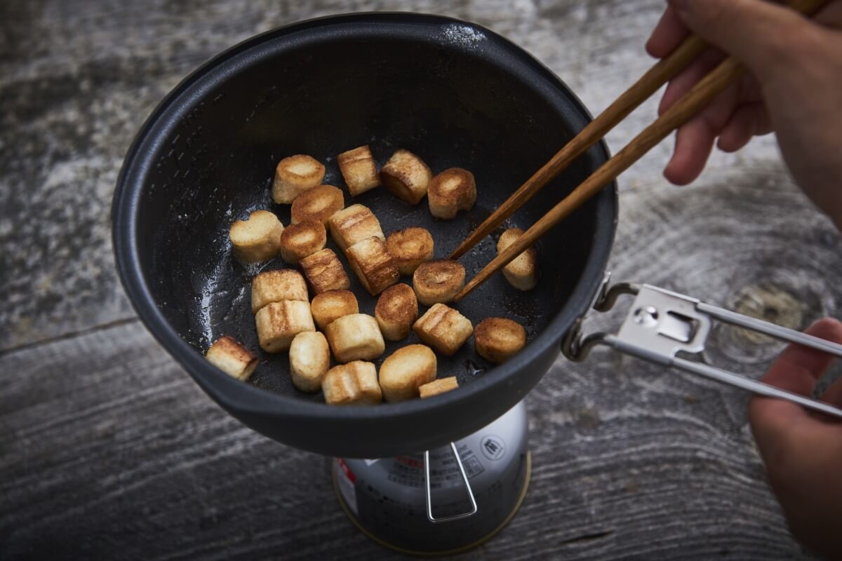 麩を炒めているようす