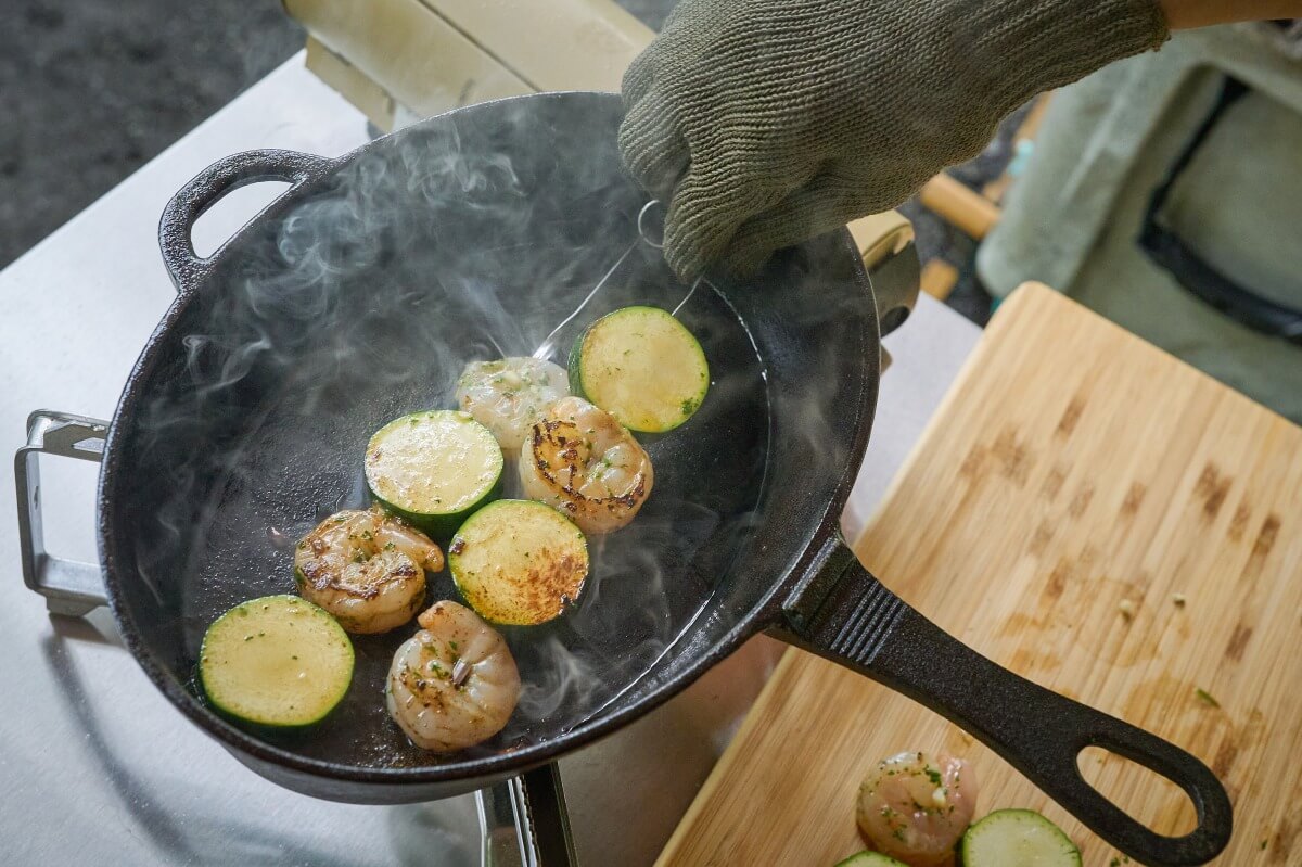 串を焼いているようす