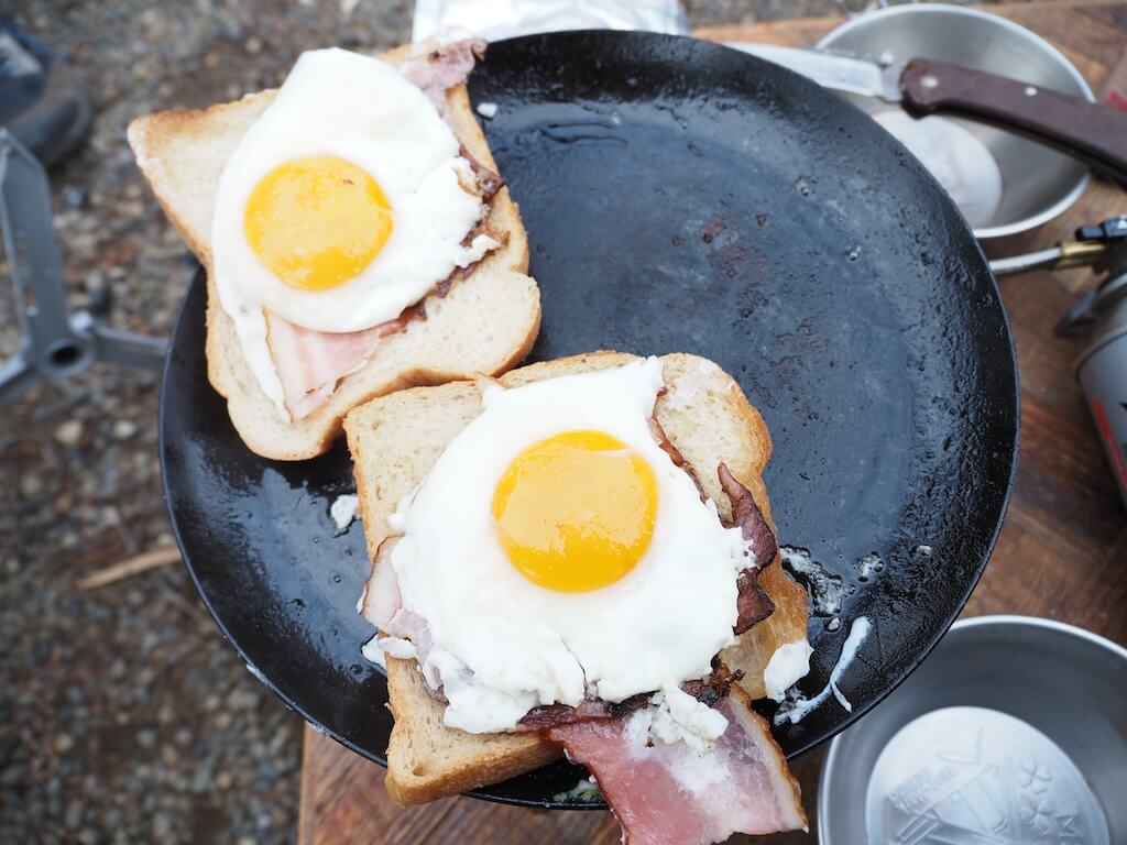 鉄製のフライパンディッシュに乗っている焼かれたパン