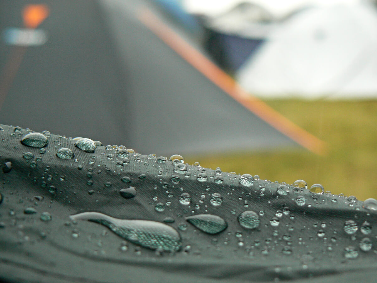 テントの生地が雨を弾いている水滴のイメージ写真