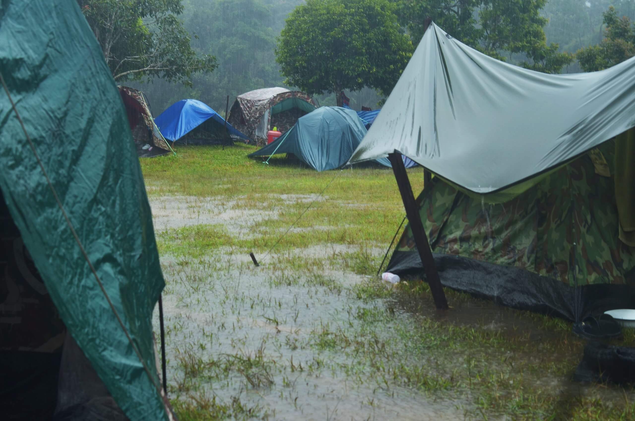 大雨が降ってるキャンプサイトとテントの様子