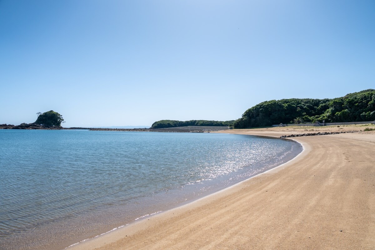 水の透き通った美しい海と砂浜