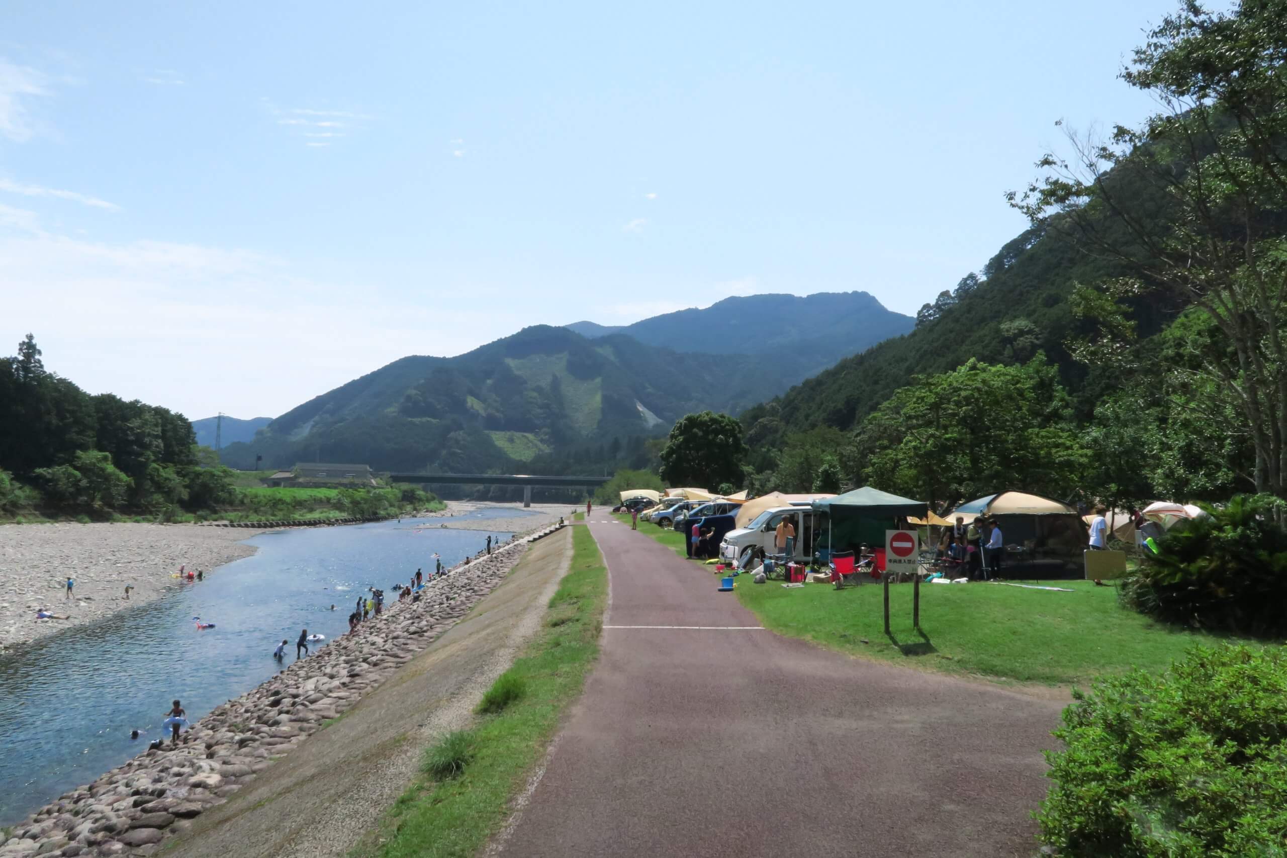 川沿いにあるキャンプ場