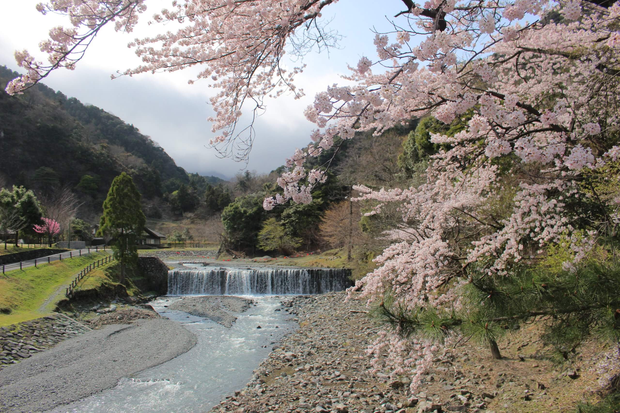 川沿いにあるキャンプ場