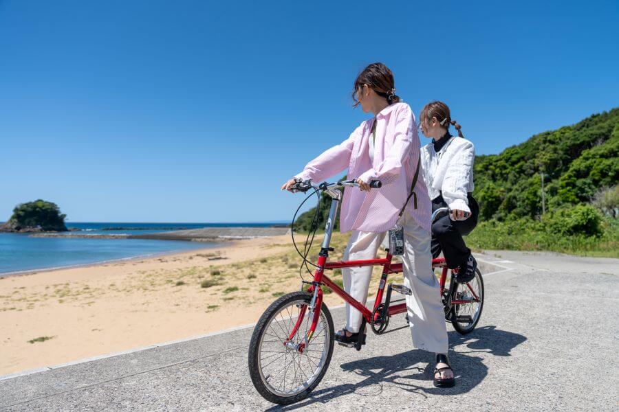 二人の利用の自転車でサイクリングする二人