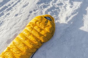 寒さに負けない冬キャンプで選びたい寝具