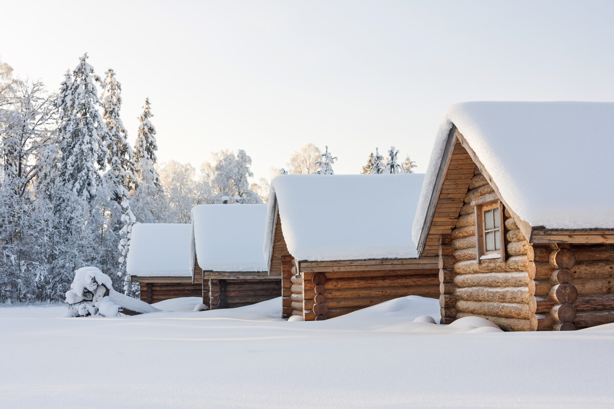 雪の中に建つコテージ