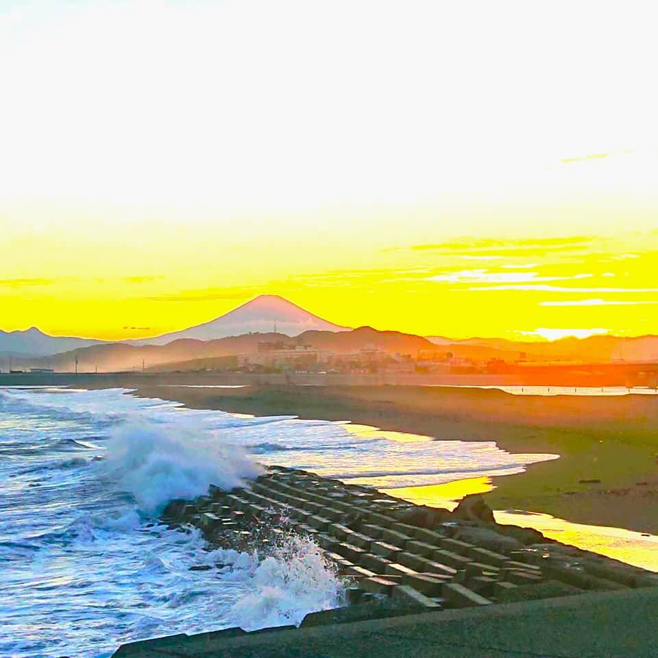 キャンプ場近くの海から眺める夕日