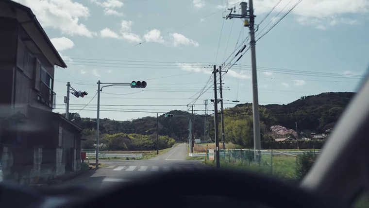運転中の視点。前方の信号は青。