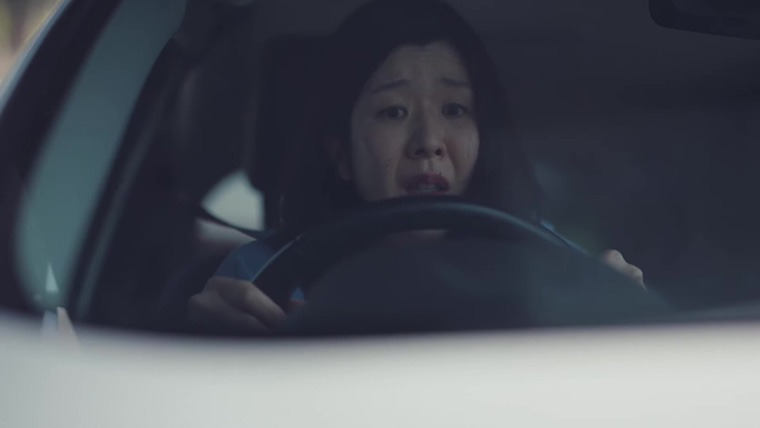 突然の事故に頭が真っ白な女性の様子