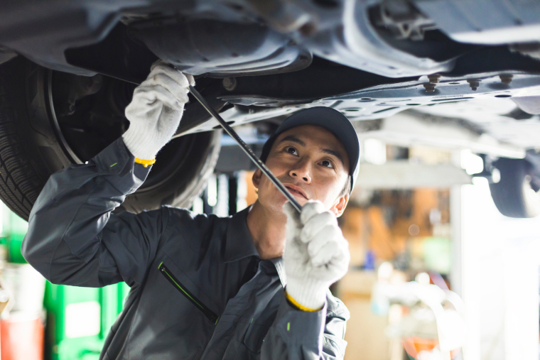 整備士が自動車を整備する様子
