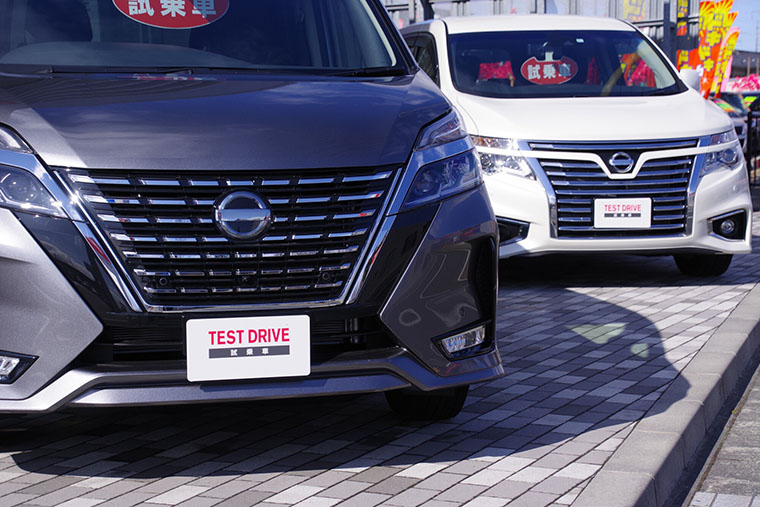 自動車販売店の試乗車のミニバン