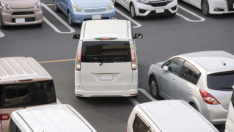 駐車場で並列駐車しようとしている車