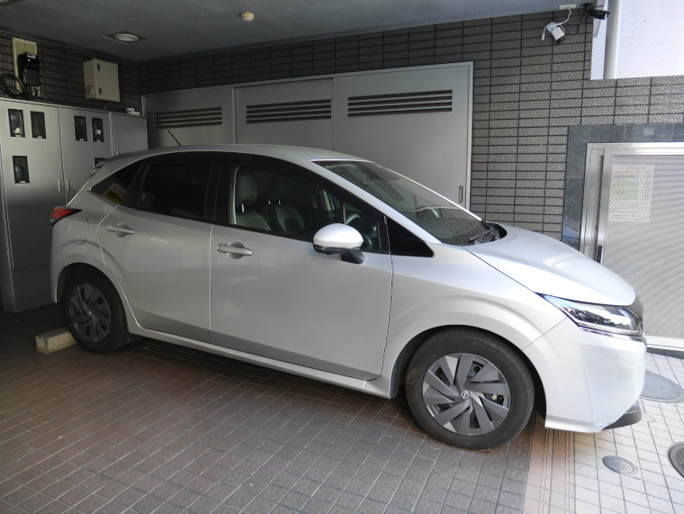 駐車場に停車している白い車