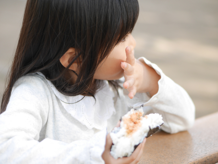 おにぎりを食べる女の子