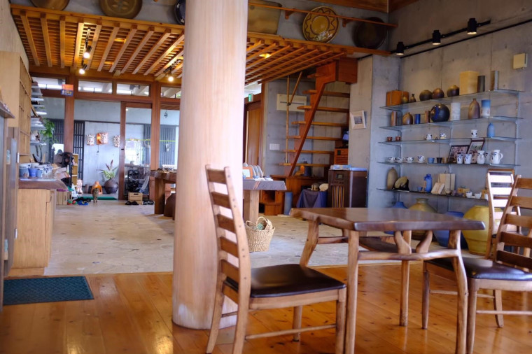 作品が展示されているカフェの店内