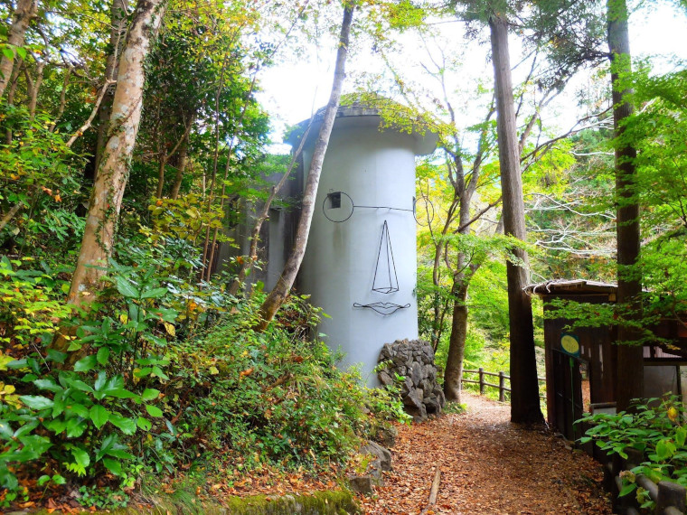 林の中にある白いかわいい建物