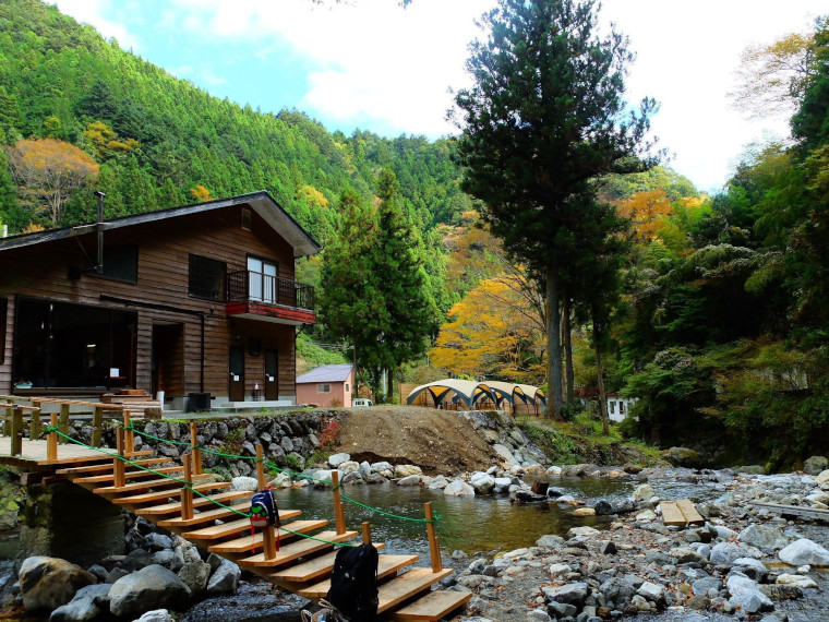 川のふもとにあるマス釣り場の建物