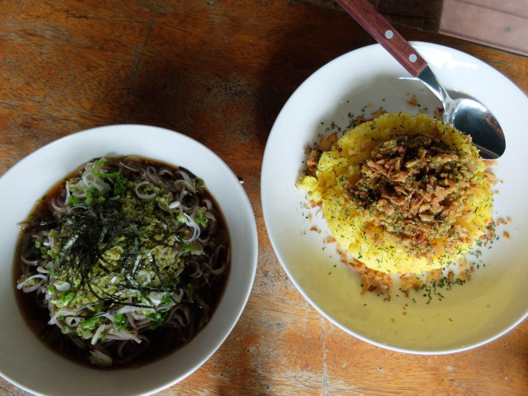 お蕎麦とキーマカレーの写真