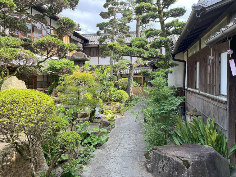 明治時代の材木店を改装した歴史ある宿泊棟の外観