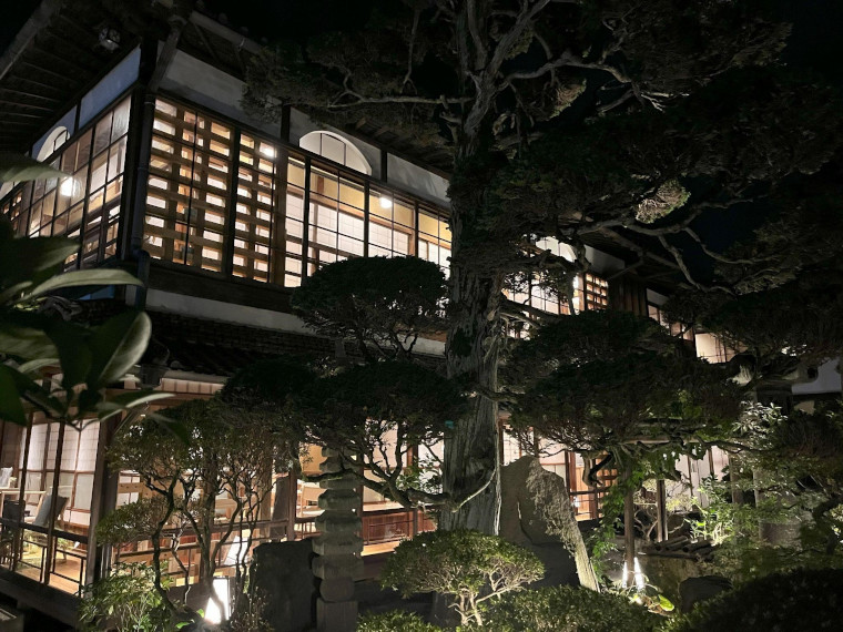 ライトアップされている日本庭園にある家屋