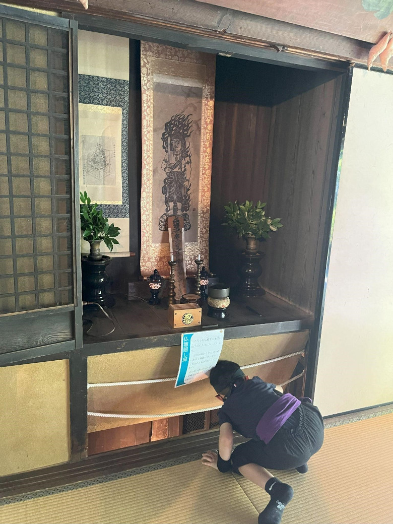 忍者博物館で仏壇の下の抜け道を見つけた男の子