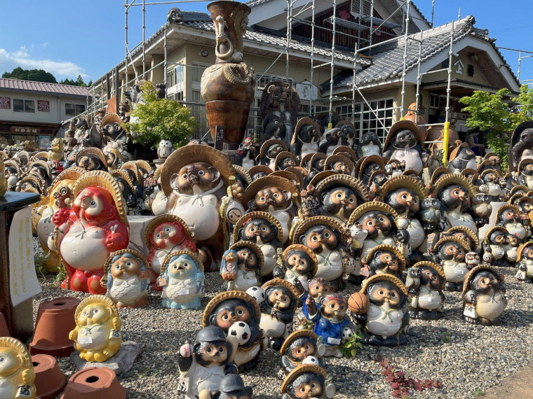 沢山置かれている大小のたぬきの焼き物