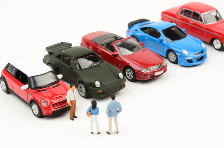 並んだ車の模型