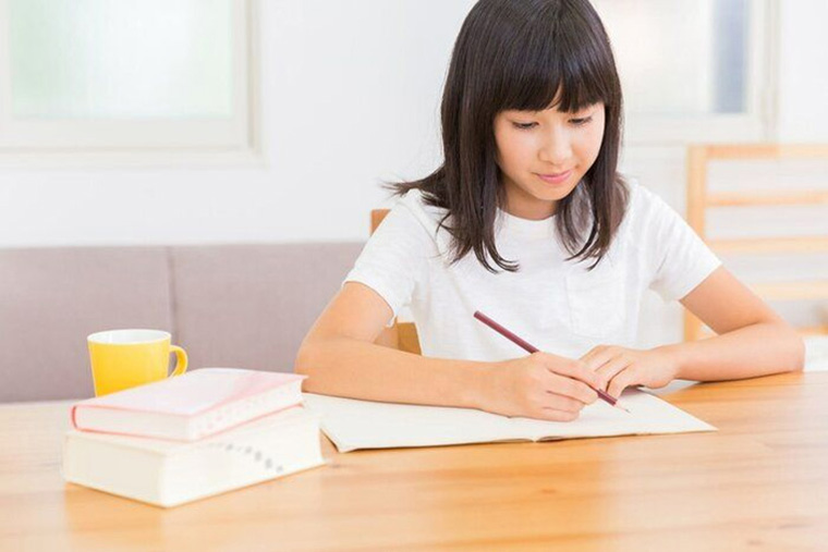 テーブルで勉強する子供
