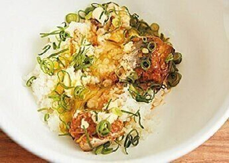 耐熱ボウルにご飯を入れて広げ、さばのみそ煮を軽くくずして汁ごとのせる