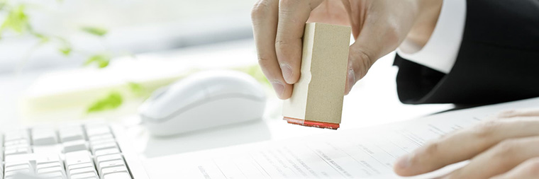 マウス、書類に判を押す手