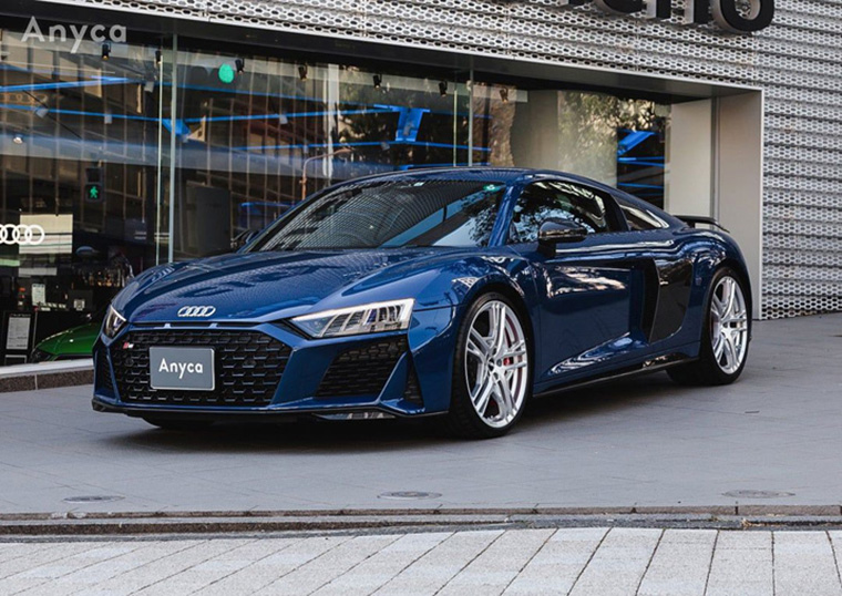 青いAudiスポーツカー