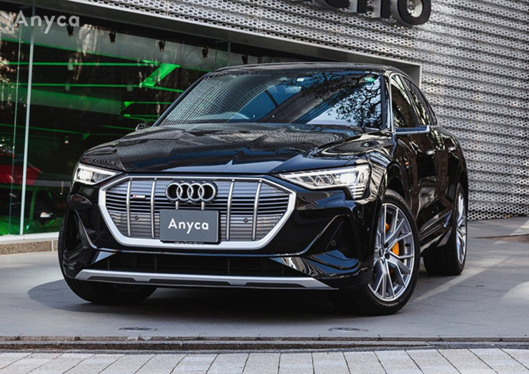 黒いAudi電気自動車
