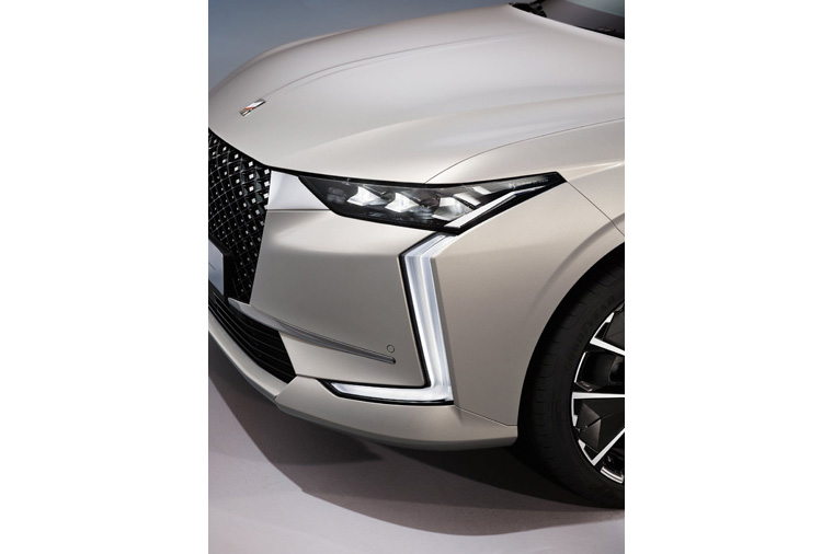 白いDSの車のフロント