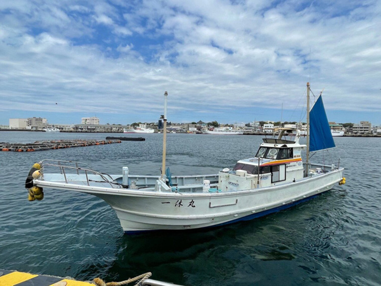 海に停泊する釣り船