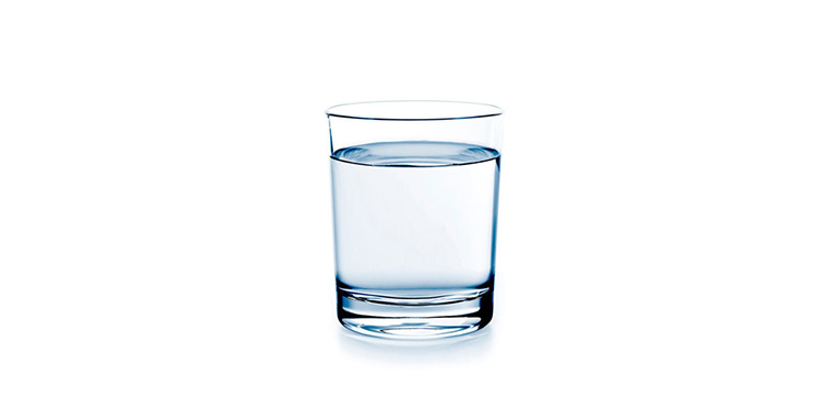 水の入ったグラス