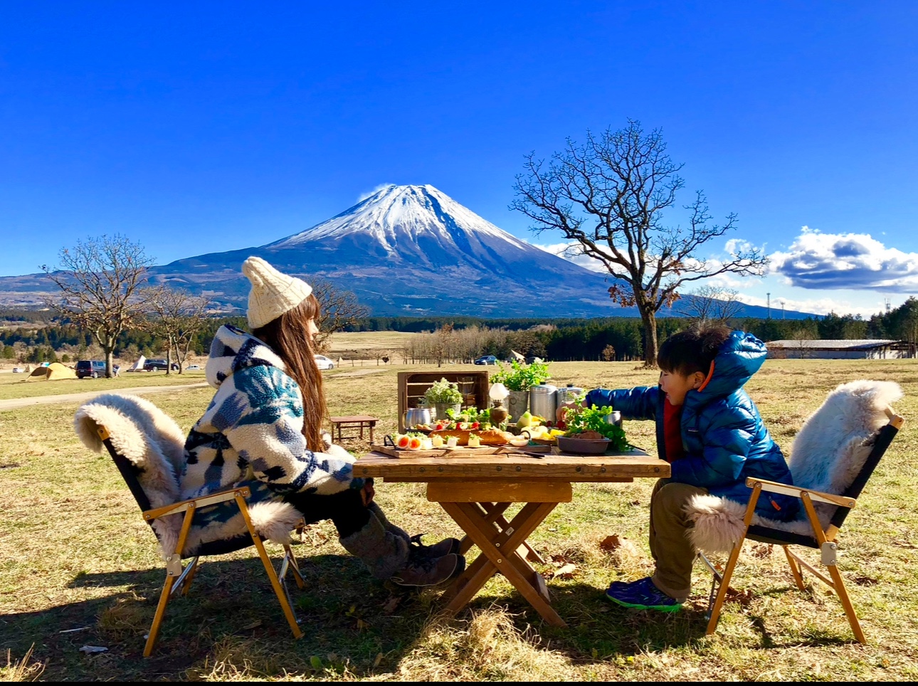 富士山前で食事