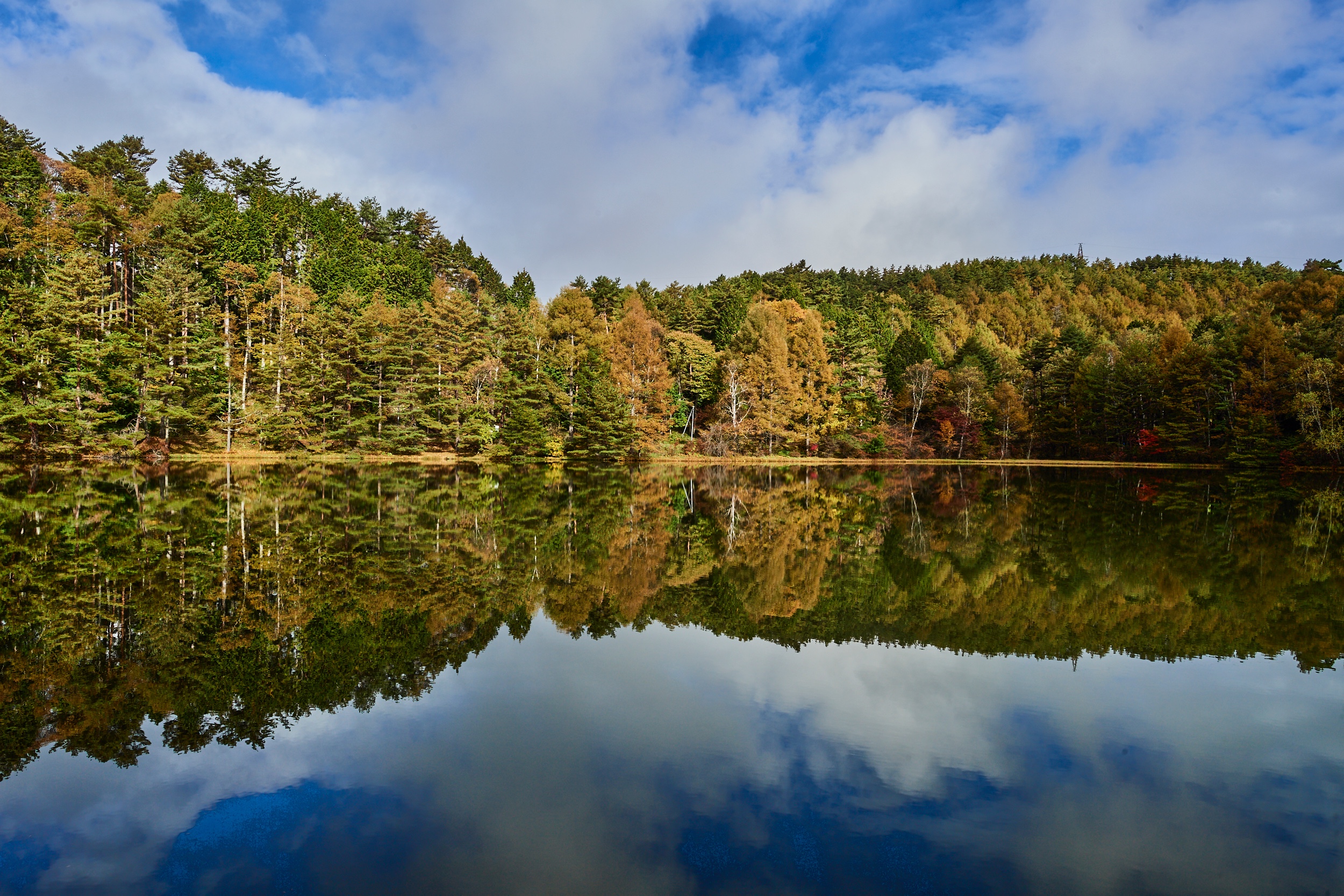 湖畔沿いの紅葉が素晴らしい絶景キャンプ場