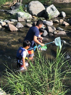 近くの川で川遊び