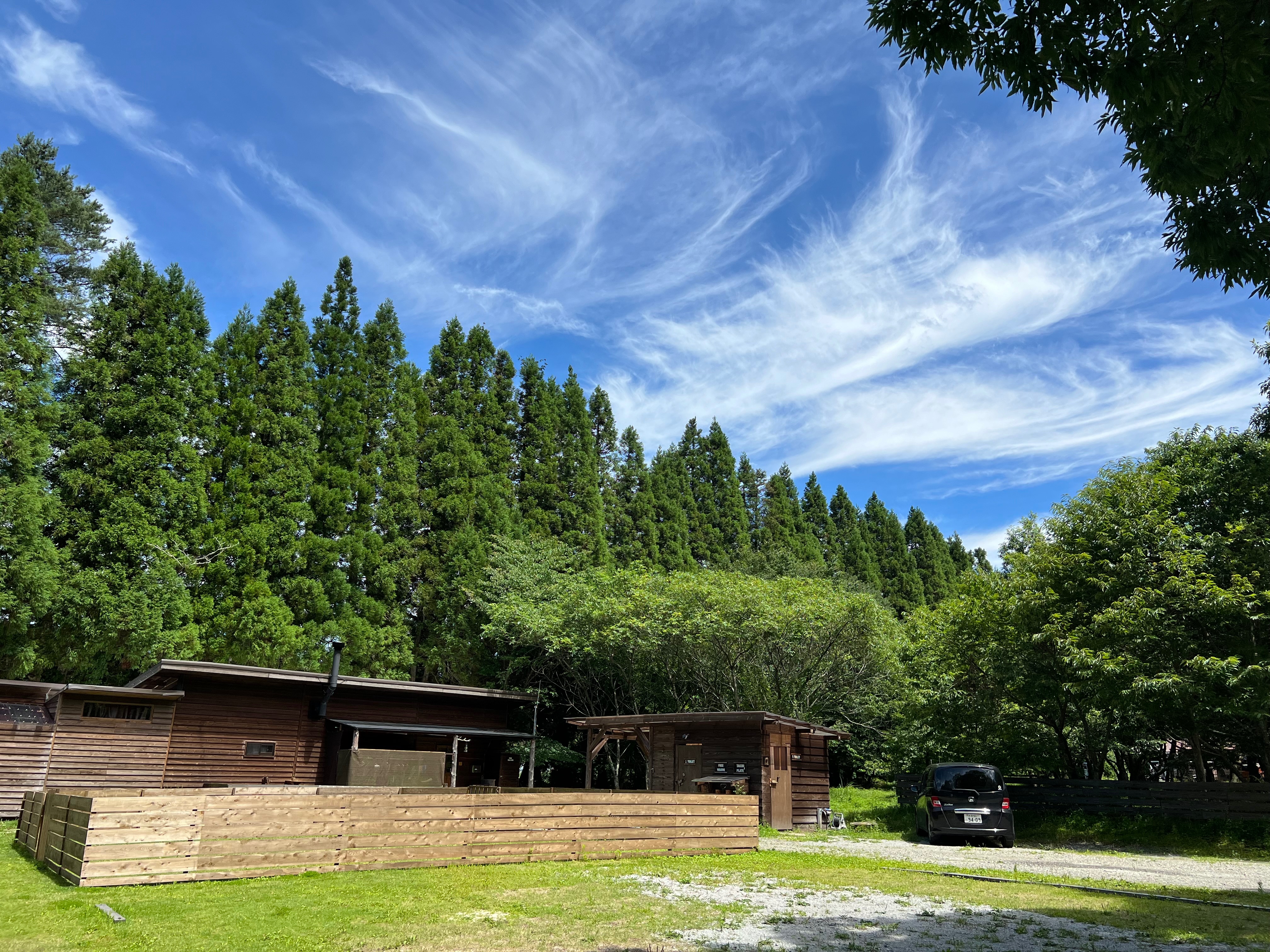 川沿いの夏のキャンプ