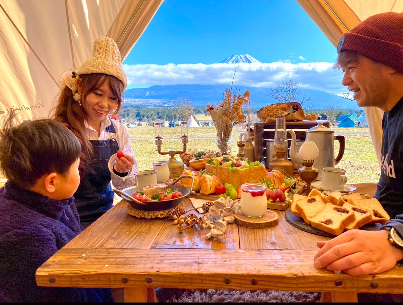 富士山前で食事