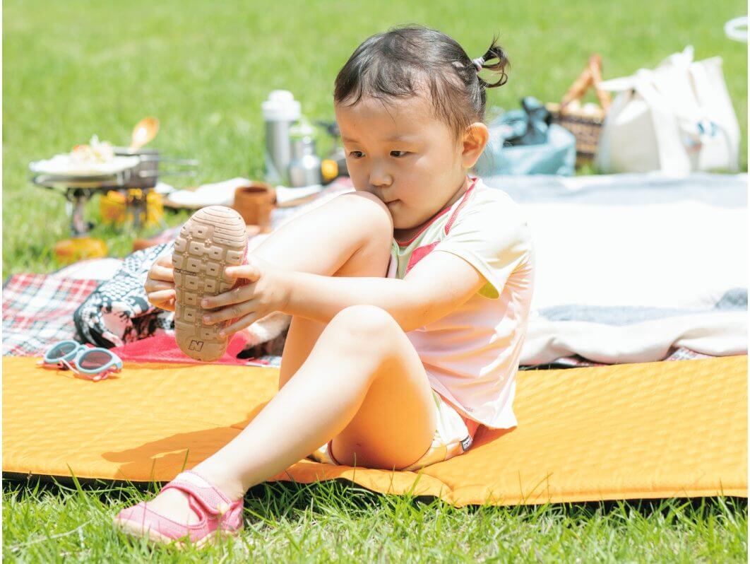 水陸両用シューズを履いている子ども