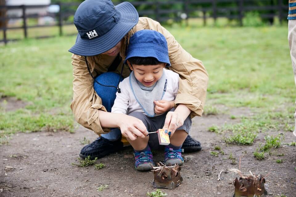 マッチで着火に挑戦している親子