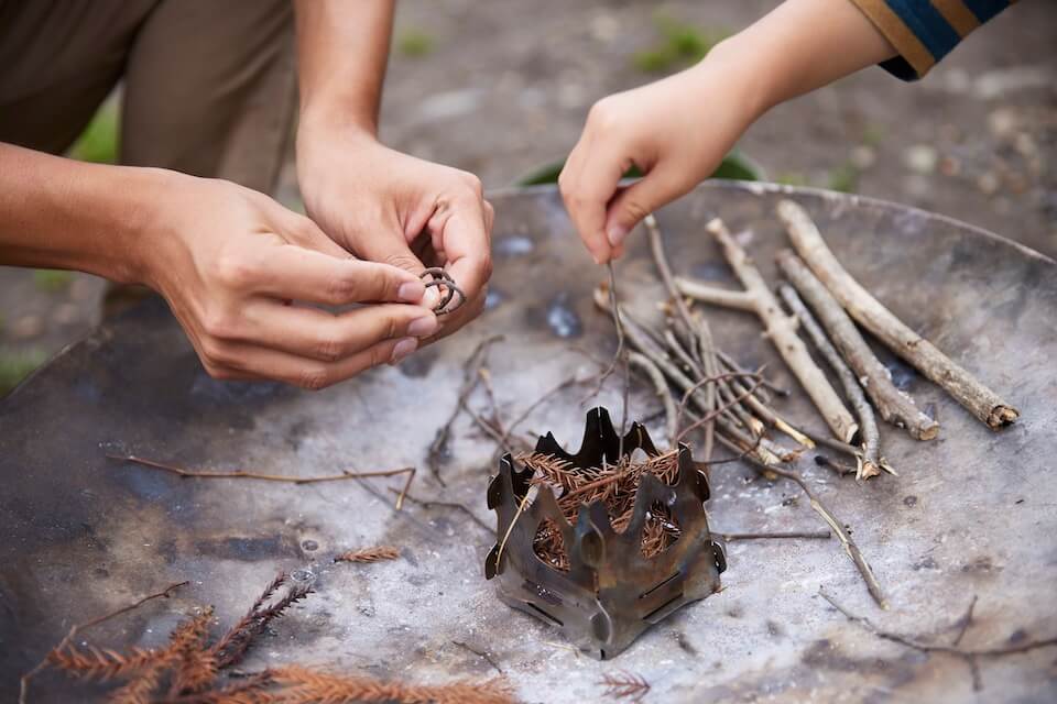 焚き火台に枝を組んでいるようす