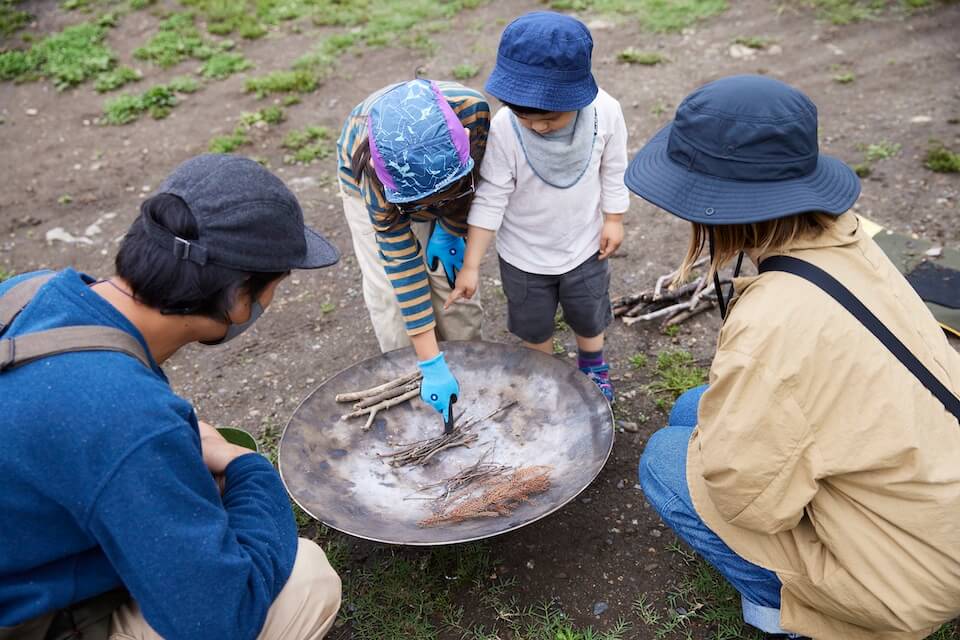 燃えやすい枝を確認しているようす