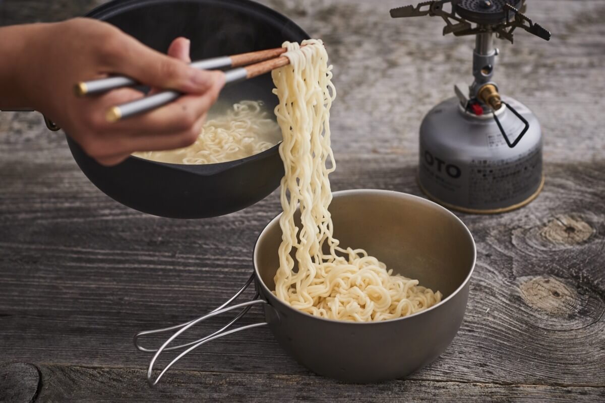 麺を茹でてクッカーに移しているようす